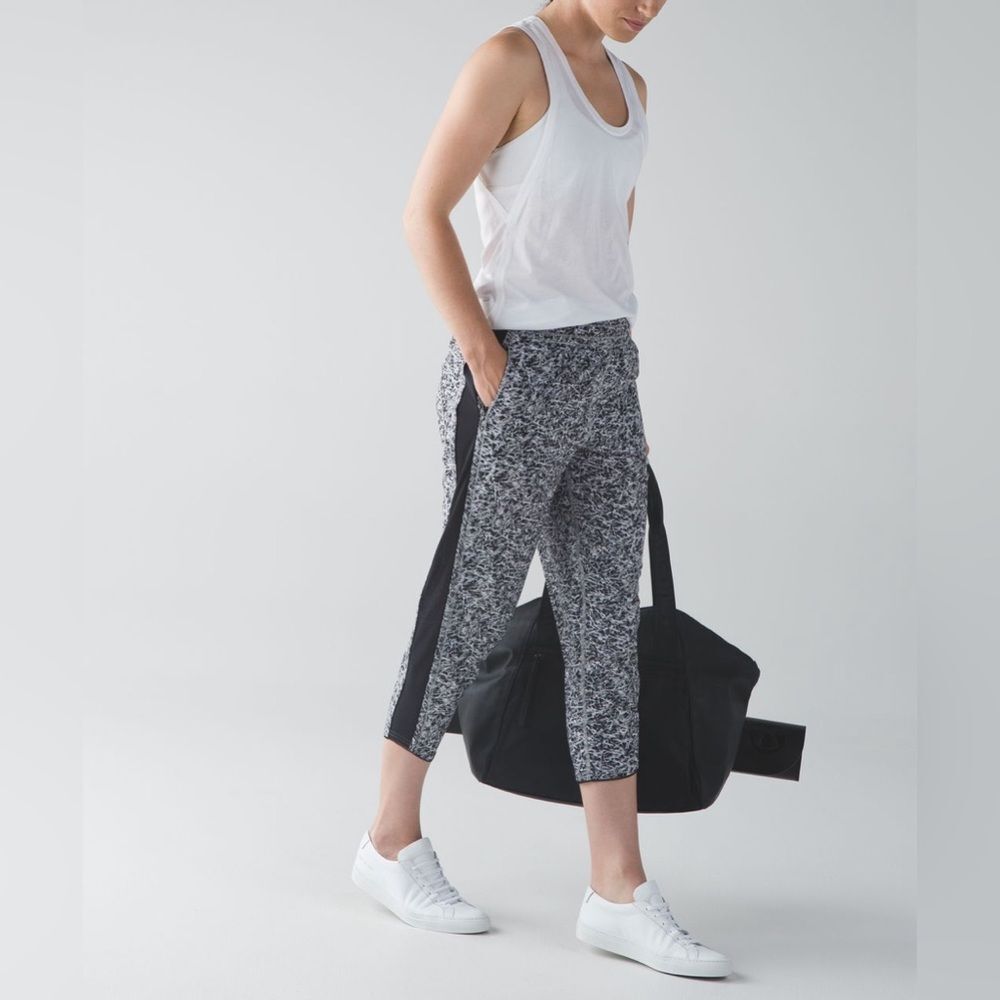 (Q)‎ Lululemon For Love Crop Mini Ripple White Seal Grey/Black size 6